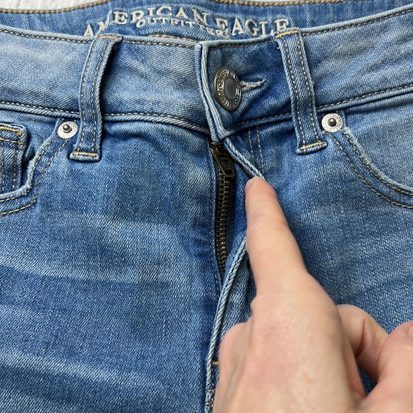 ⭐️American Eagle super stretch cuffed cut off denim light wash shorts size 6 - Picture 7 of 8